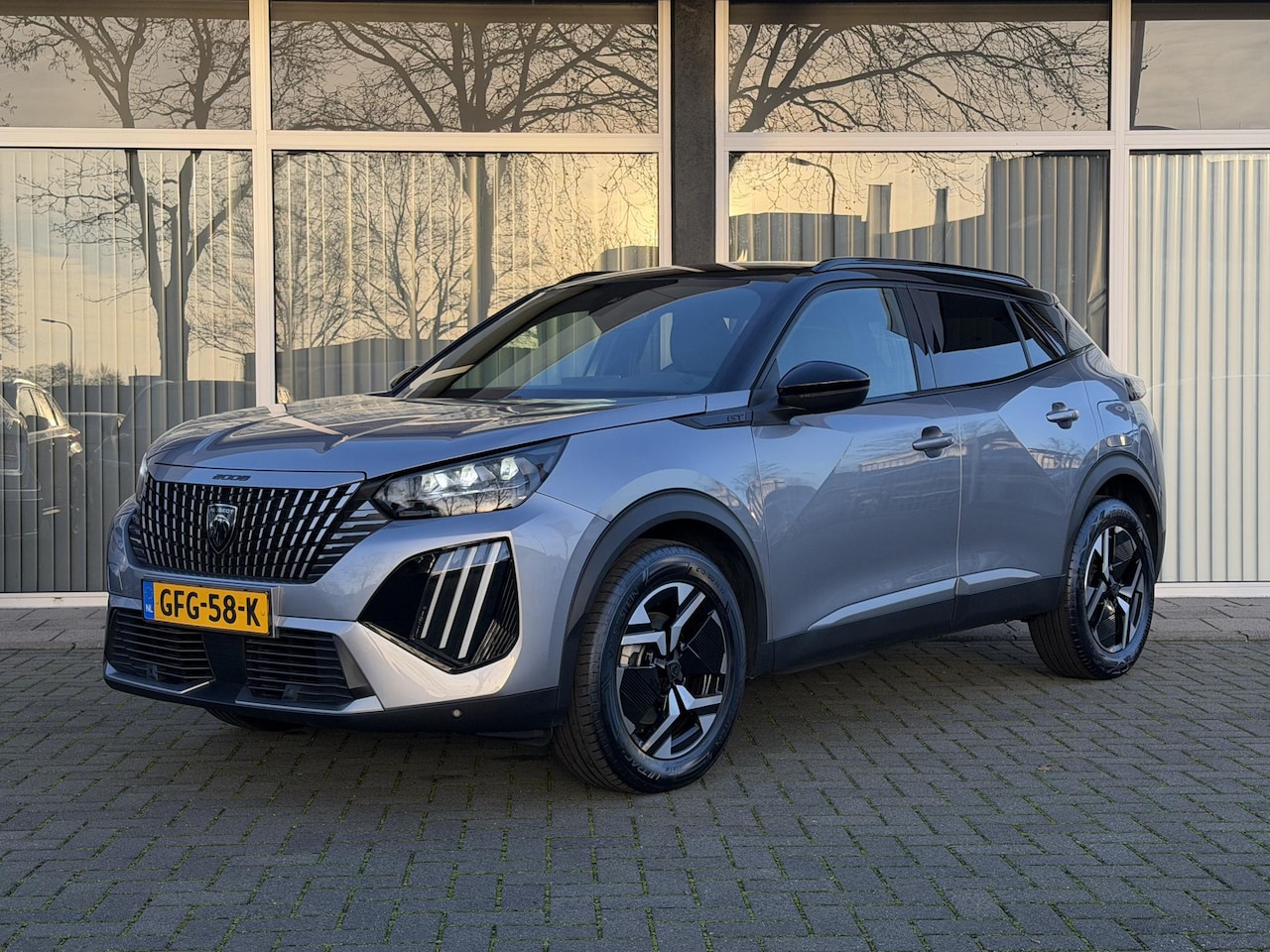 Peugeot 2008 - GT 1.2 Hybrid 136PK e-DCS6 Automaat Navigatie, Achteruitrijcamera, Keyless, Parkeersensore - AutoWereld.nl