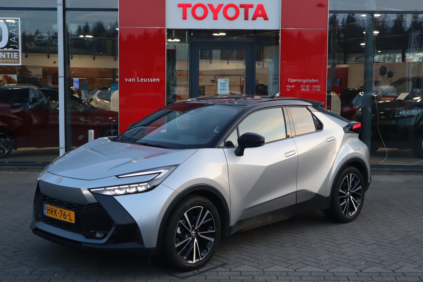 Toyota C-HR - 2.0 PLUG-IN HYBRID 220 EXECUTIVE ANDROID/APPLE AD-CRUISE JBL-AUDIO BLIND SPOT STOEL/ STUUR - AutoWereld.nl