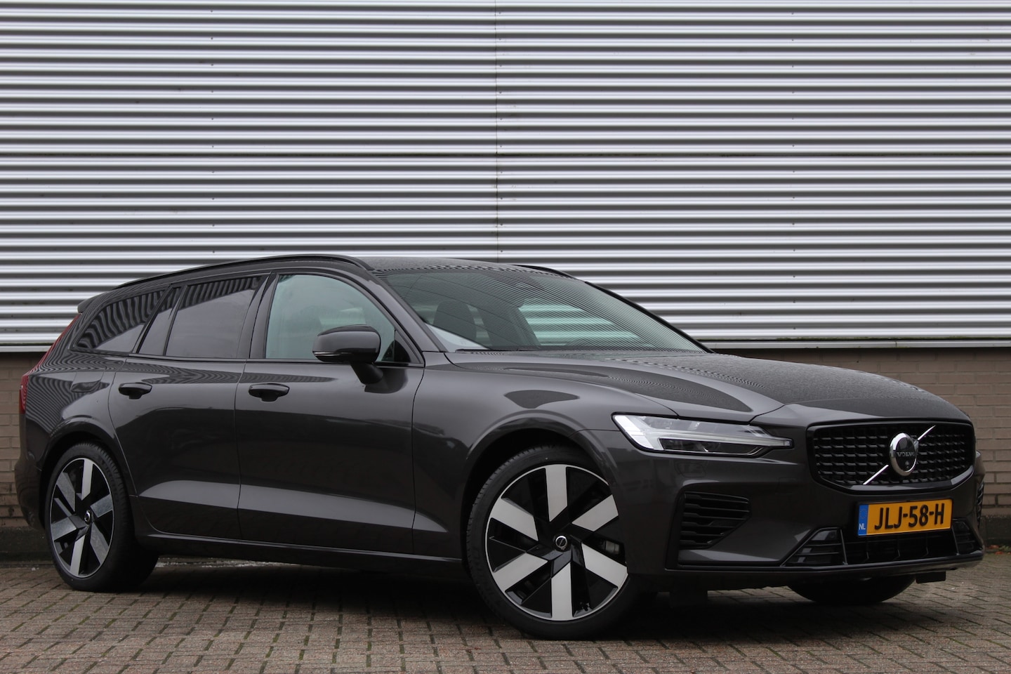 Volvo V60 - 2.0 T6 Plug-in hybrid AWD Plus Dark | Pilot Assist | Leder | Trekhaak | 360 Camera | H&K - AutoWereld.nl