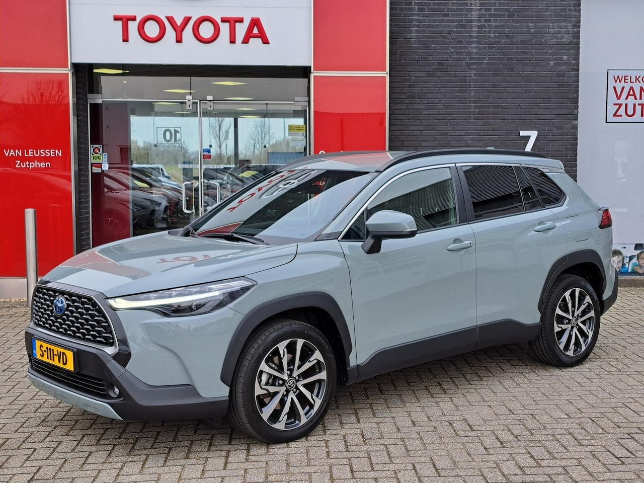 Toyota Corolla Cross - 2.0 High Power Hybrid First Edition STOELVERWARMING NAVIGATIE ELEK. ACHTERKLEP - AutoWereld.nl