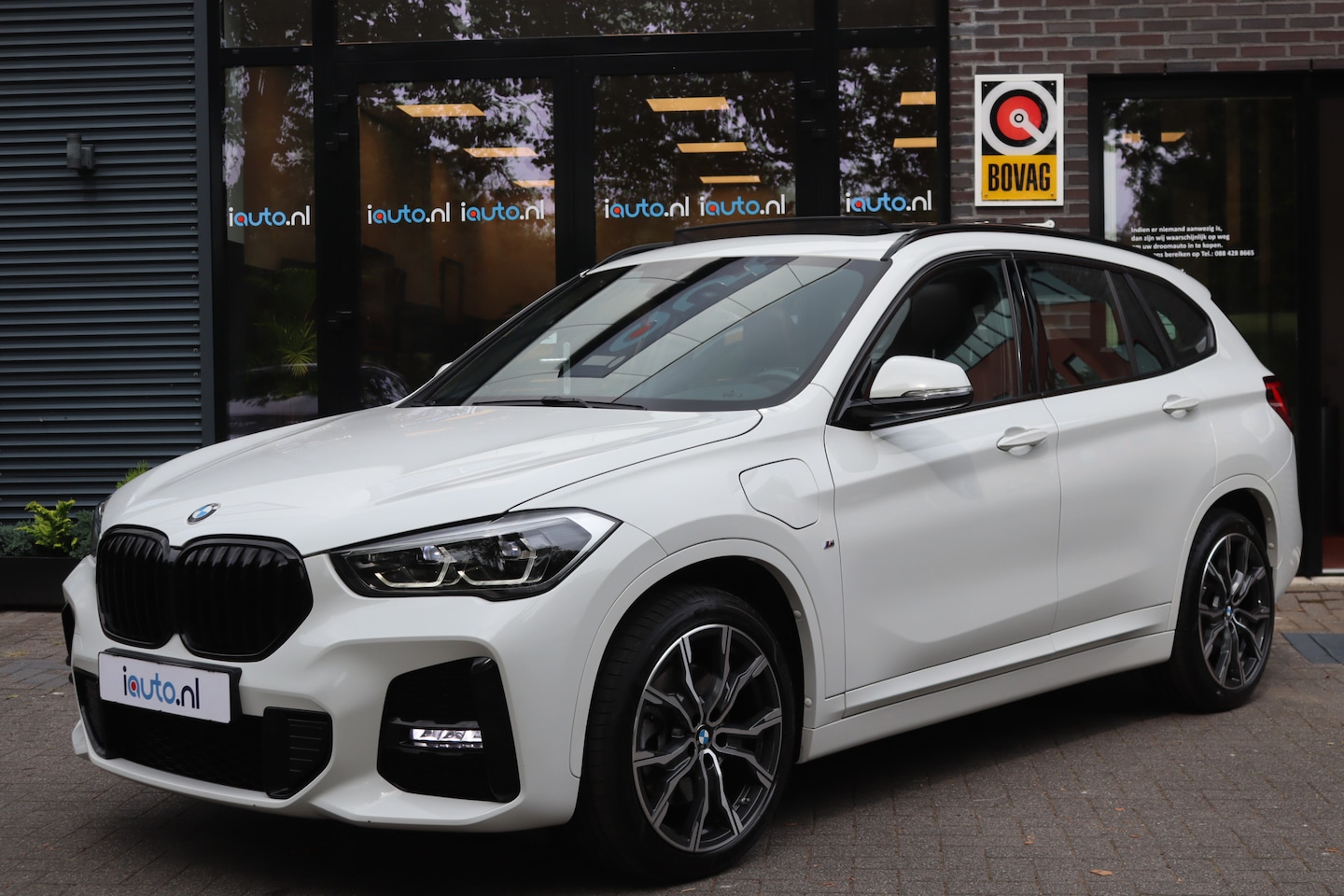 BMW X1 - xDrive25e 220pk M-Sport Shadow Line Pano/Keyless/Navi/Leder Dakota/LED/DAB/19" - AutoWereld.nl