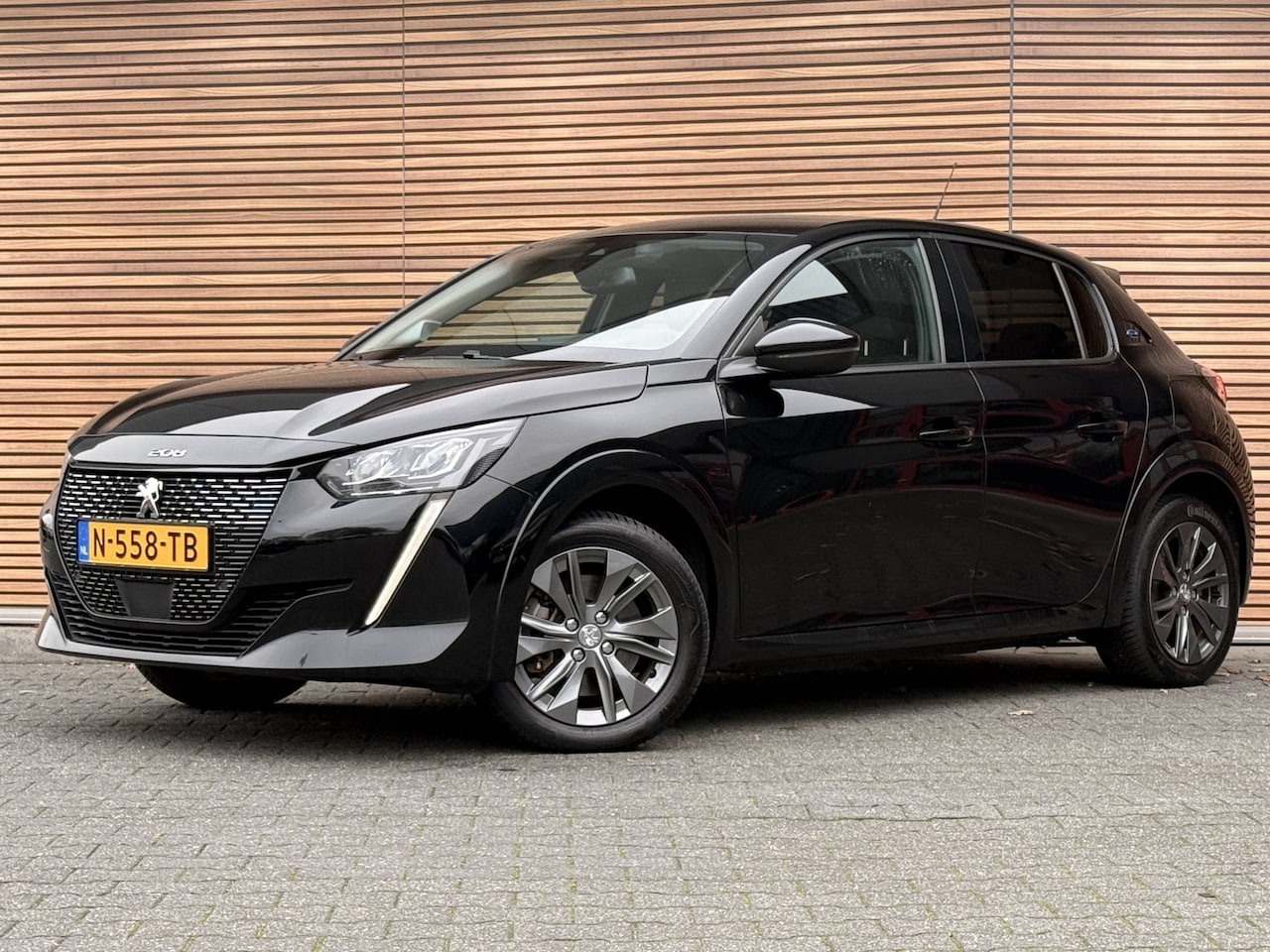 Peugeot e-208 - EV Allure Pack 50 kWh 3-Fase Carplay / Camera / SOH 91% - AutoWereld.nl