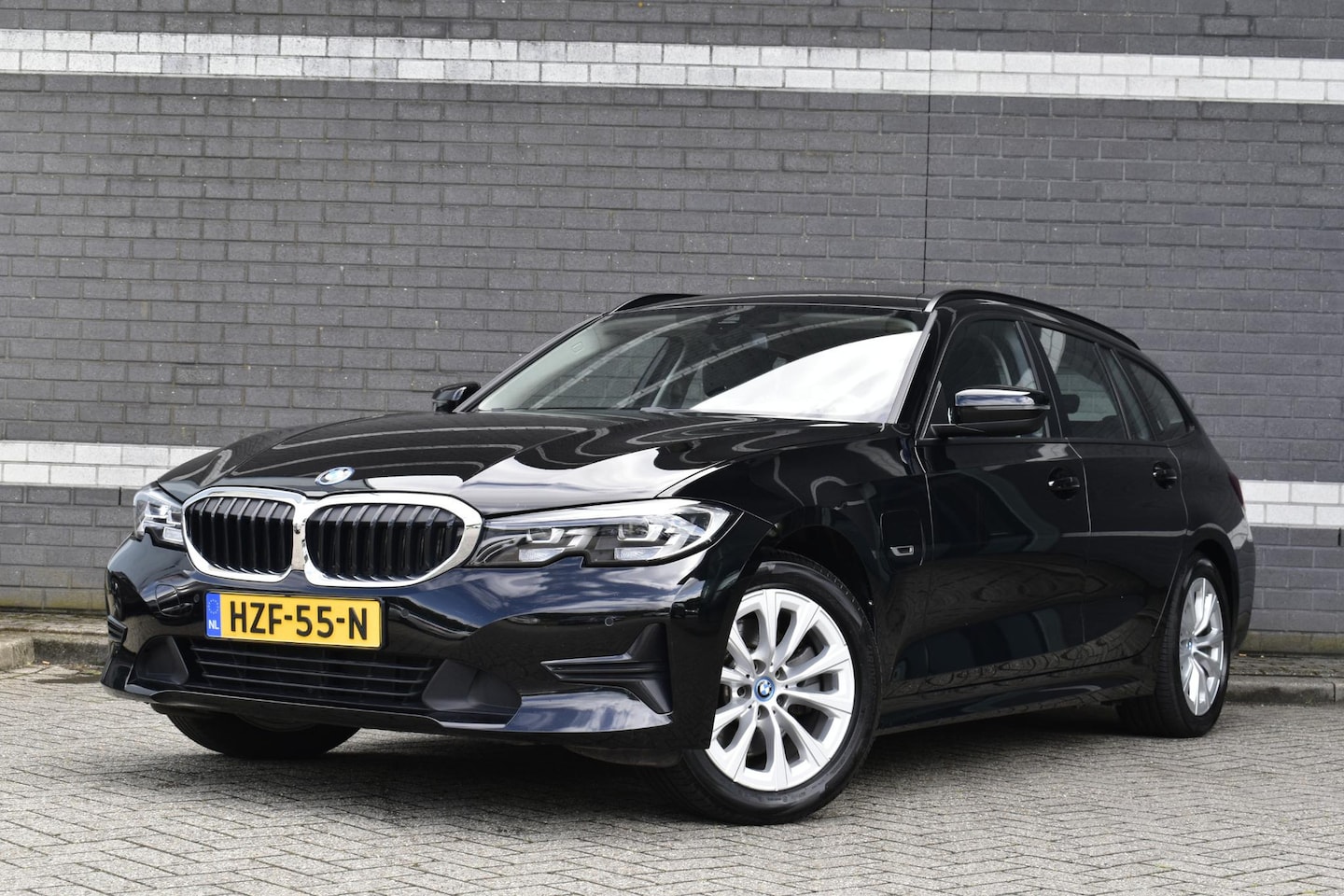 BMW 3-serie Touring - 320e / 93% SOH / PHEV / Sportstoelen / Stoelverwarming / Half-Leder / Alarm Klasse 3 - AutoWereld.nl