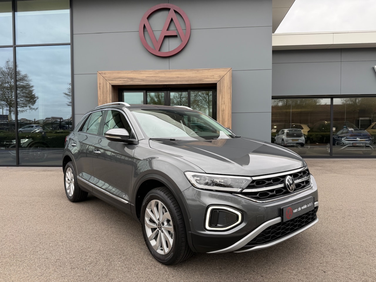 Volkswagen T-Roc - 1.5 TSI 150pk DSG Style | Dode hoek | Camera | Keyless | Elek. Achterklep | Rijklaar incl. - AutoWereld.nl