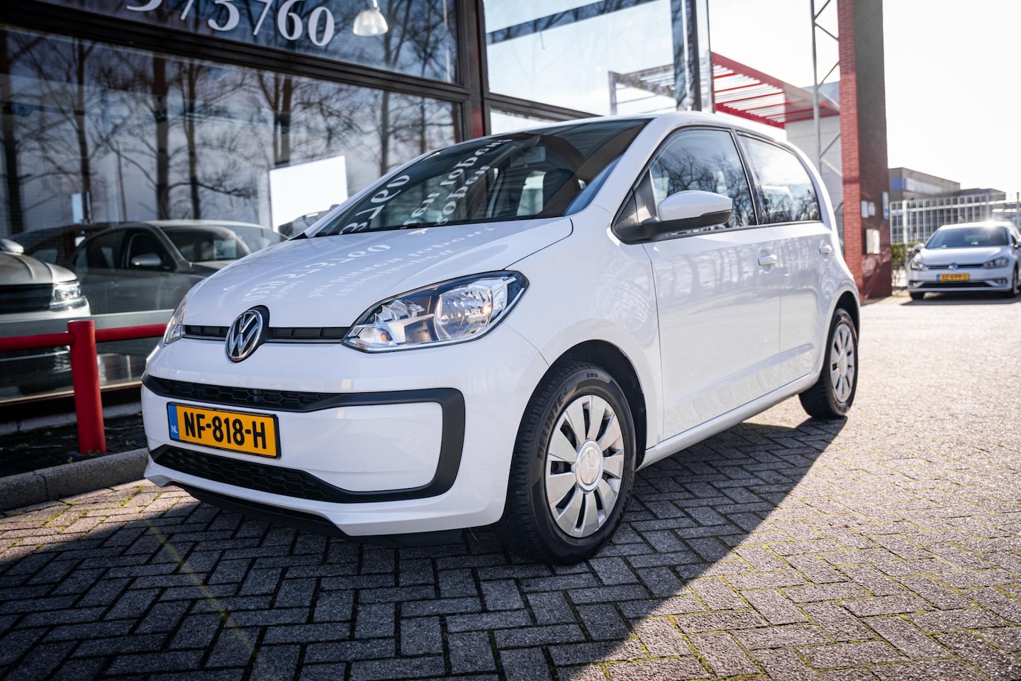 Volkswagen Up! - 1.0 BMT move up! | Airco | Trekhaak | Bluetooth telefoon | Electrische ramen | Maps & More - AutoWereld.nl