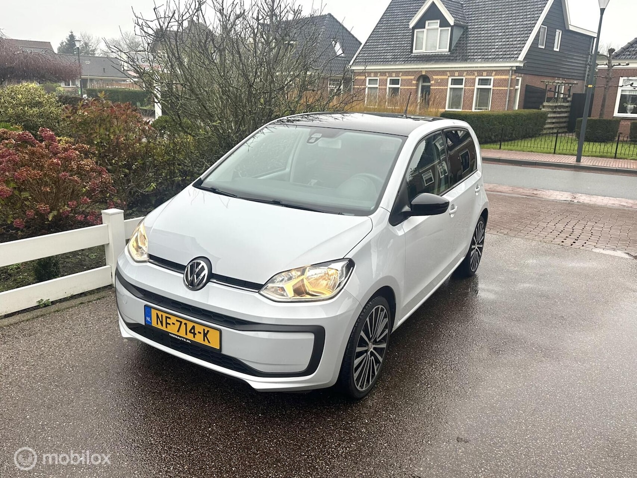 Volkswagen Up! - 1.0 BMT 5-DEURS AIRCO BLUETOOTH ELEKTRISCH PAKKET ZWART DAK SPORTVELGEN ZEER STOERE AUTO!! - AutoWereld.nl