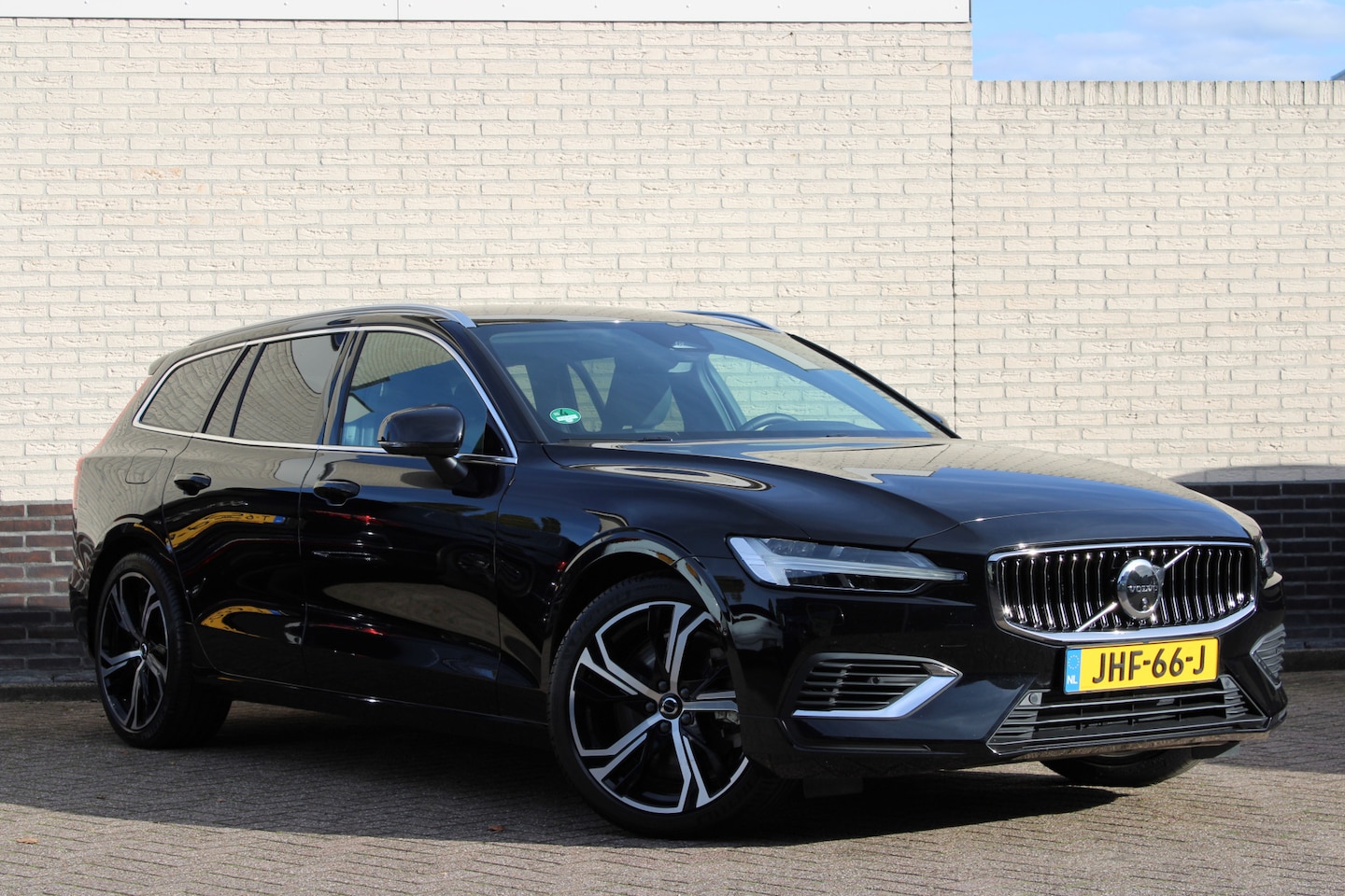Volvo V60 - 2.0 T6 Plug-in hybrid AWD Plus Bright | H/K | 360 Camera | Winterpack | Led | Driver assis - AutoWereld.nl