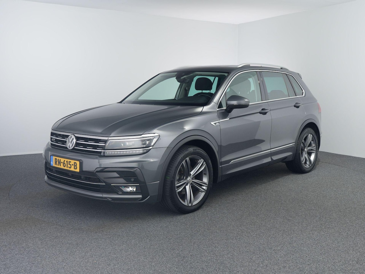 Volkswagen Tiguan - 1.4 TSI ACT Highline R-line | Matrix | Pano | Trekhaak | Virtual - AutoWereld.nl