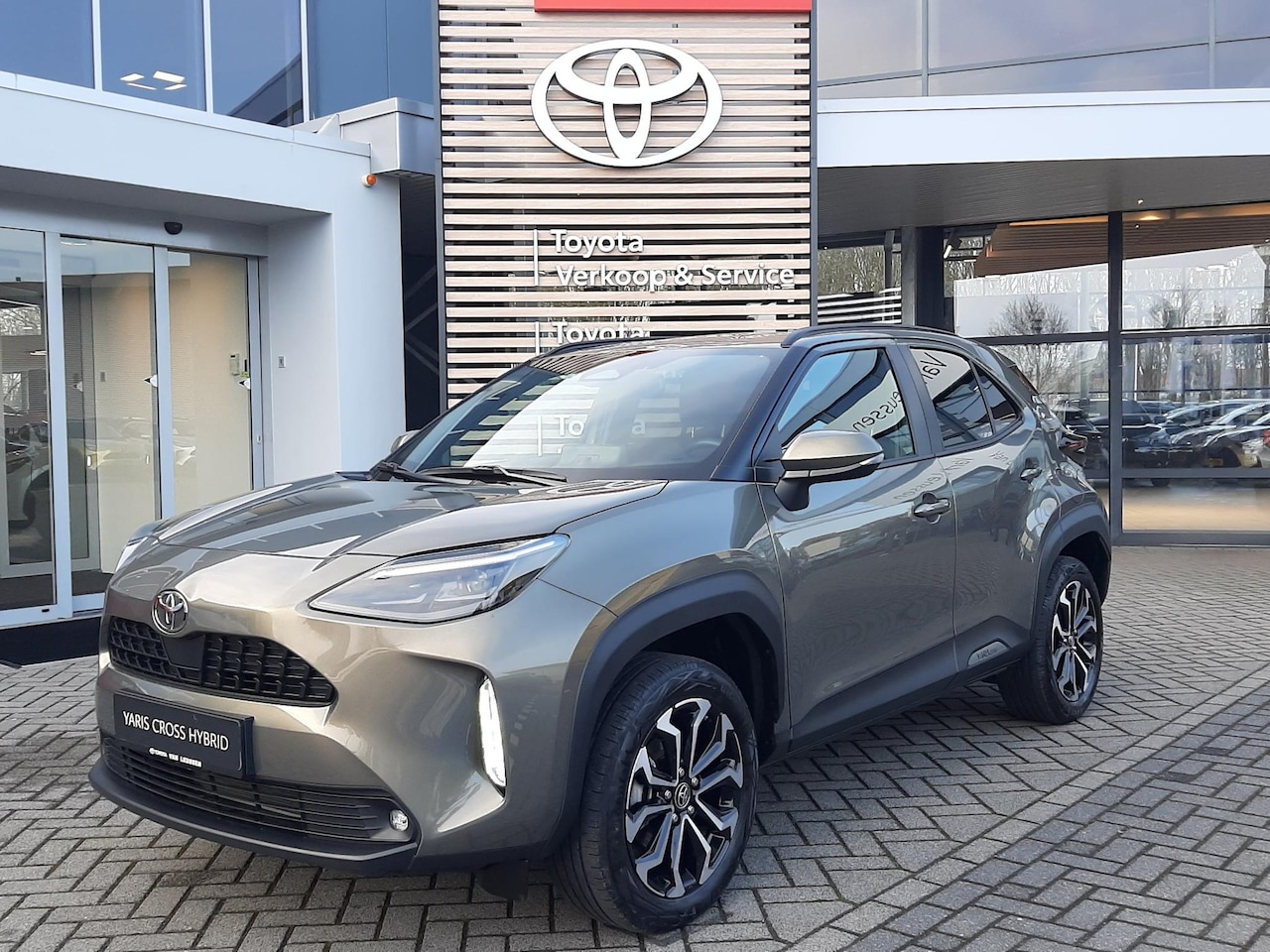 Toyota Yaris Cross - 1.5 Hybrid 115 First Edition KEYLESS LM-VELGEN APPLE/ANDROID STOEL/STUURVERW DRAADLOOS-LAD - AutoWereld.nl