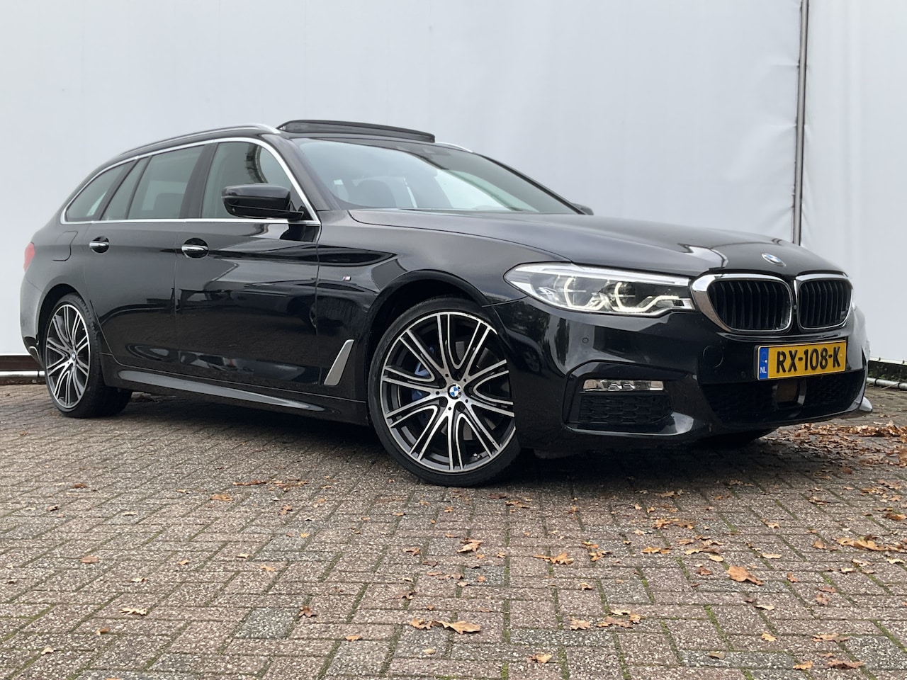 BMW 5-serie Touring - 530D M-sport 6-Cilinder Pano Trekhaak HUD 360cam Standkachel Sfeerverl NL-Auto VOL! - AutoWereld.nl