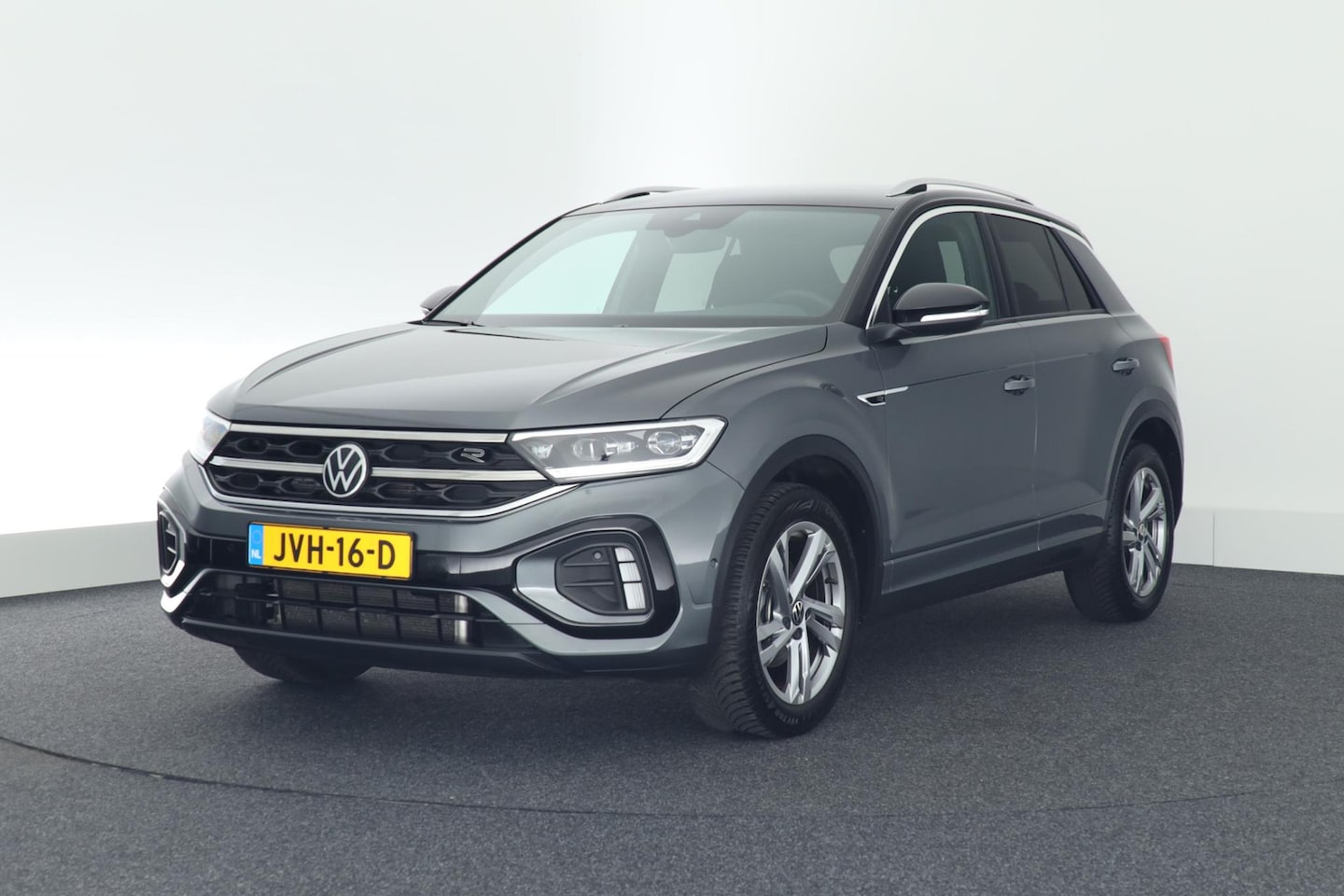 Volkswagen T-Roc - 1.5 TSI 150pk DSG R-Line Edition Trekhaak Camera Stoelverwarming Virtual Cockpit Navigatie - AutoWereld.nl