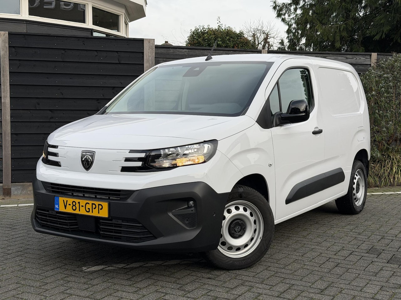 Peugeot Partner - 1.5 BlueHDi 130PK EAT8 Automaat L1 Navigatie, Achteruitrijcamera, Parkeersensoren, Trekhaa - AutoWereld.nl