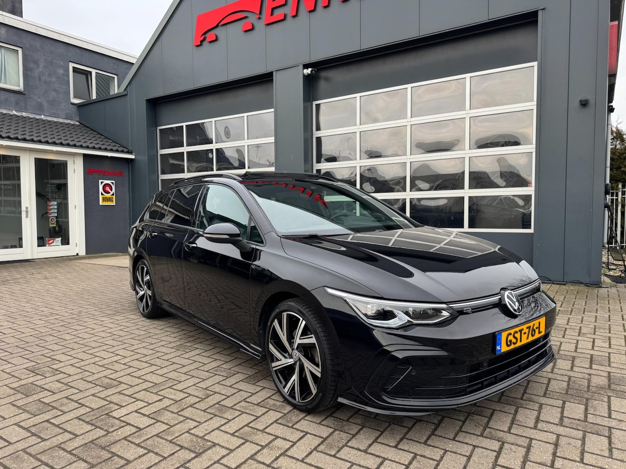Volkswagen Golf Variant - 1.5 eTSI R-Line / Pano / H&K / IQ light / Trekhaak / Bomvol !!! . - AutoWereld.nl