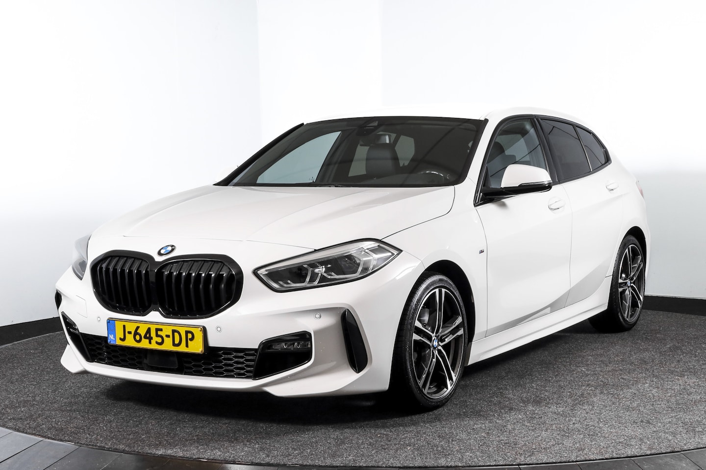 BMW 1-serie - 118i 140 PK High Executive M Sport | Dig. Cockpit | Cruise | PDC | ECC | NAV + App. Connec - AutoWereld.nl