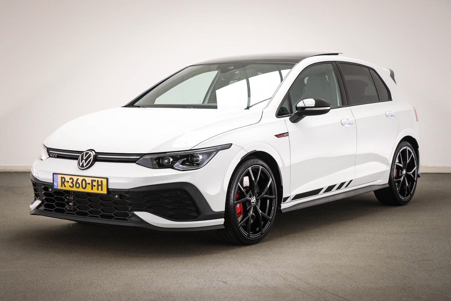 Volkswagen Golf - 2.0 TSI GTI Clubsport | LEDER PACK | IQ LIGHT | PANORAMADAK | STOELKOELING | 19" - AutoWereld.nl