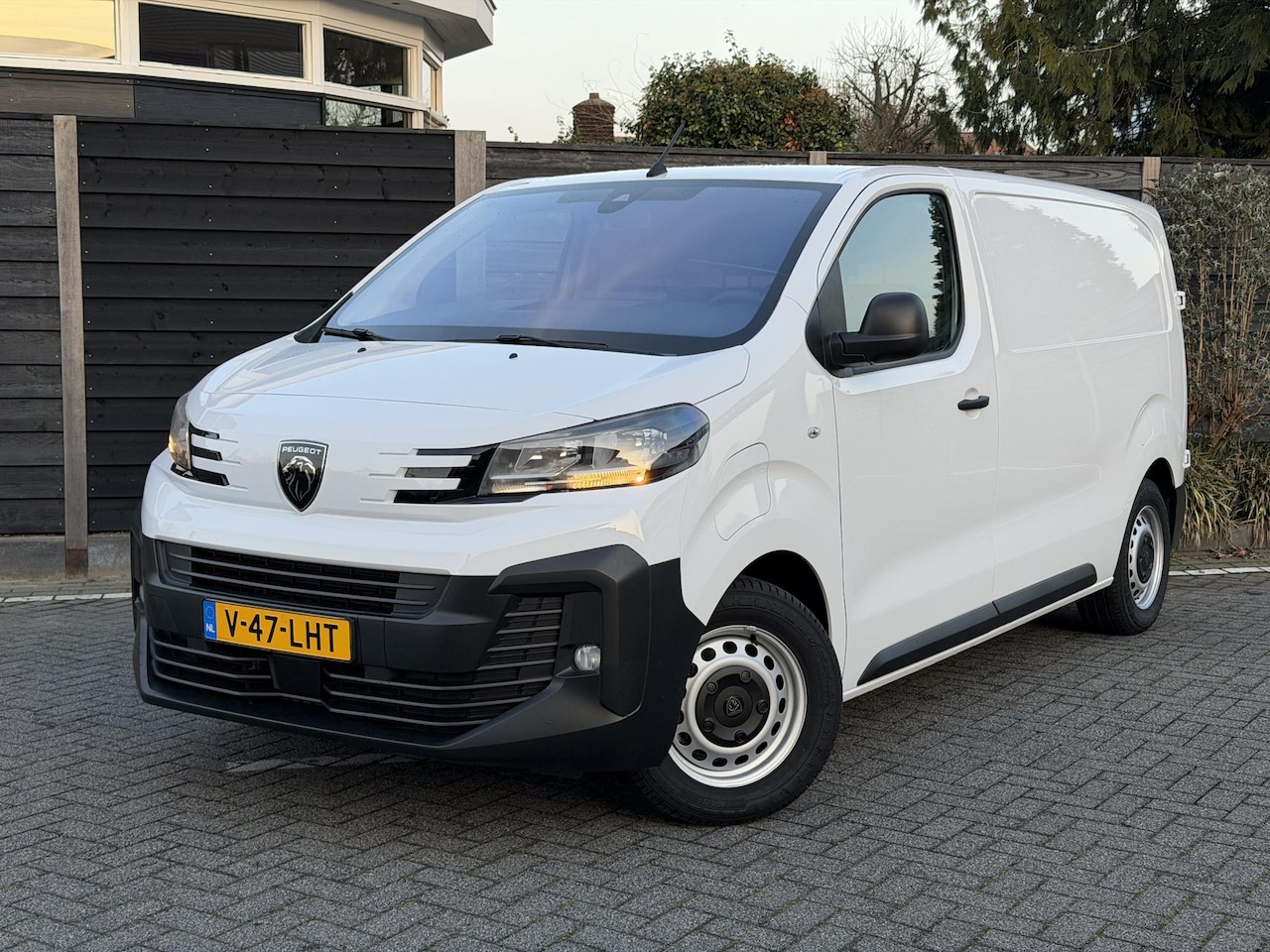 Peugeot e-Expert - 75 kWh 136PK L2 Automaat Long Range, Navigatie, Achteruitrijcamera, Parkeersensoren, Apple - AutoWereld.nl