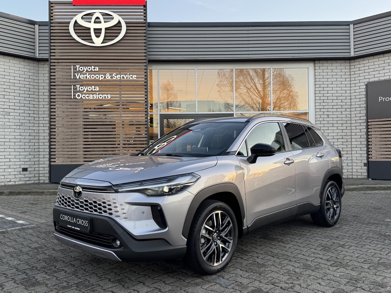 Toyota Corolla Cross - Hybrid 140 Dynamic NIEUW MODEL! STOEL/STUURVERW BLIND SPOT 18'' LM-VELGEN EL-ACHTERKLEP KE - AutoWereld.nl