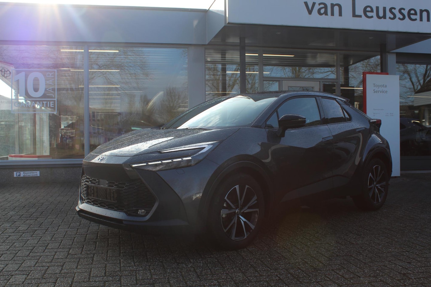 Toyota C-HR - 1.8 HYBRID 140 FIRST EDITION LED AD-CRUISE EL-A.KLEP NAVI WISSER/STUUR&STOELVERW. DODEHOEK - AutoWereld.nl