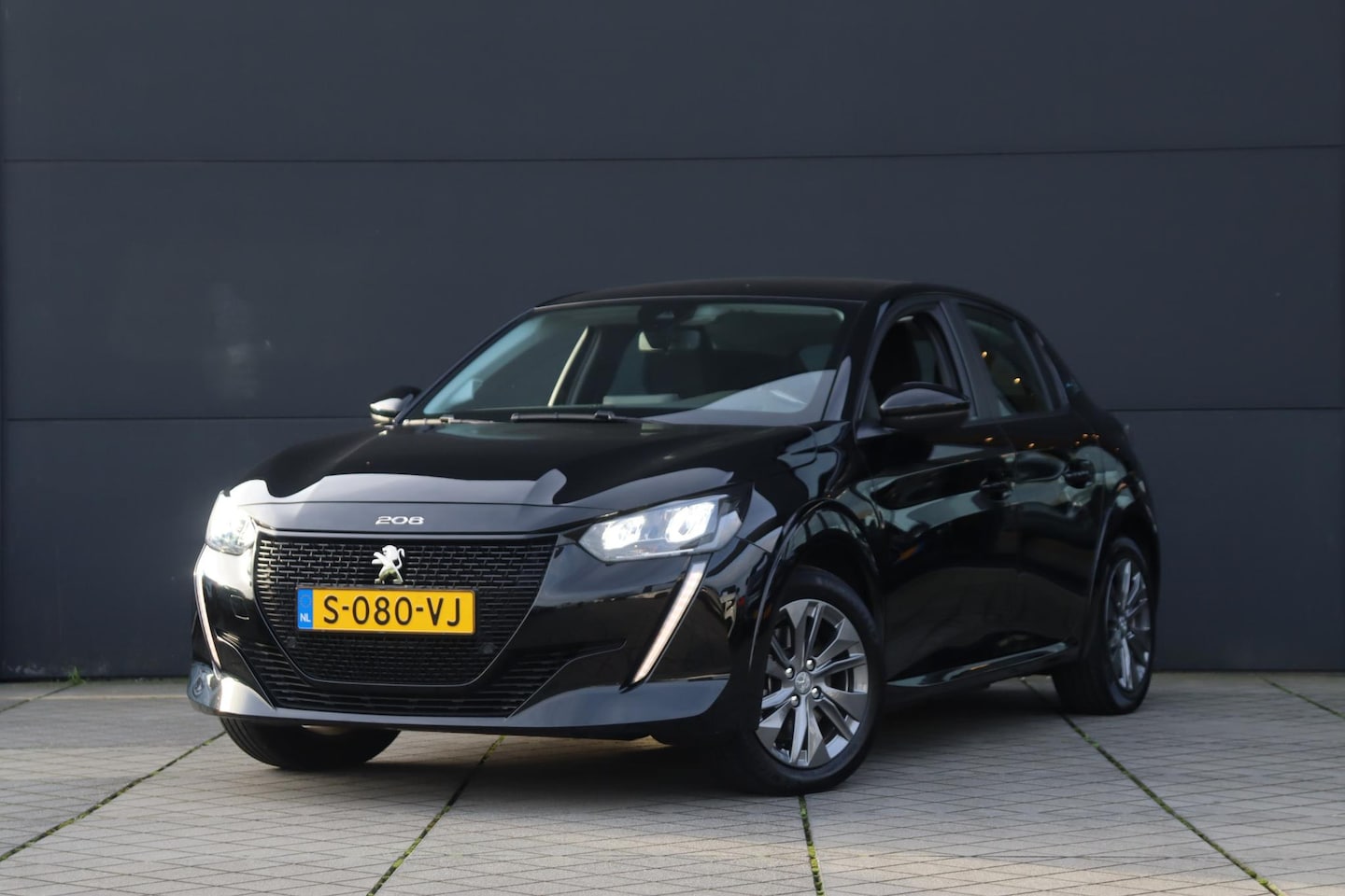 Peugeot e-208 - EV Active Pack 50 kWh SOH 96% / PDC / Navi / Airco - AutoWereld.nl