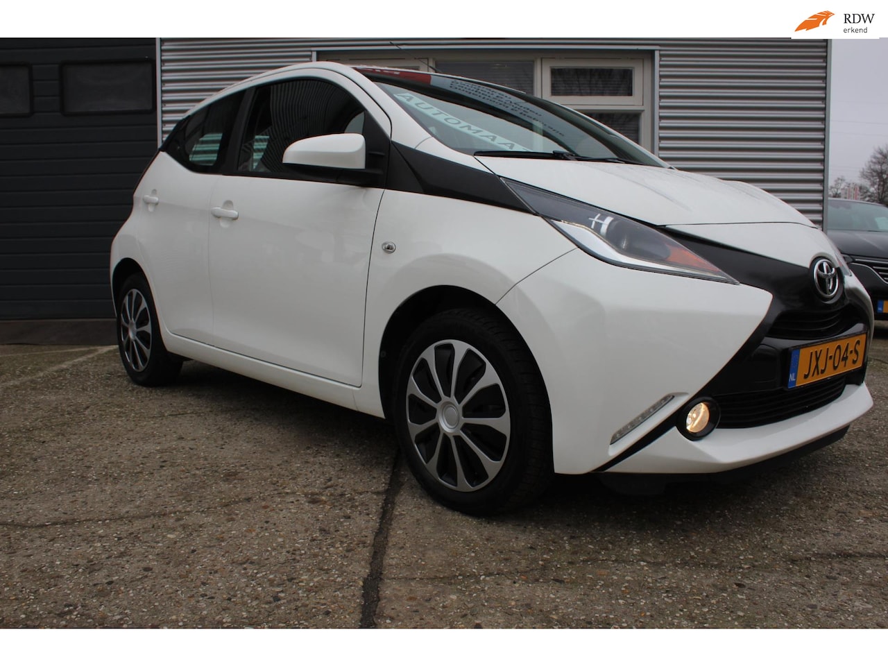 Toyota Aygo - 1.0 VVT-i x-play AUTOMAAT 5-deurs, airco, camera, 87dkm!, boekjes, schakelflippers, all-se - AutoWereld.nl