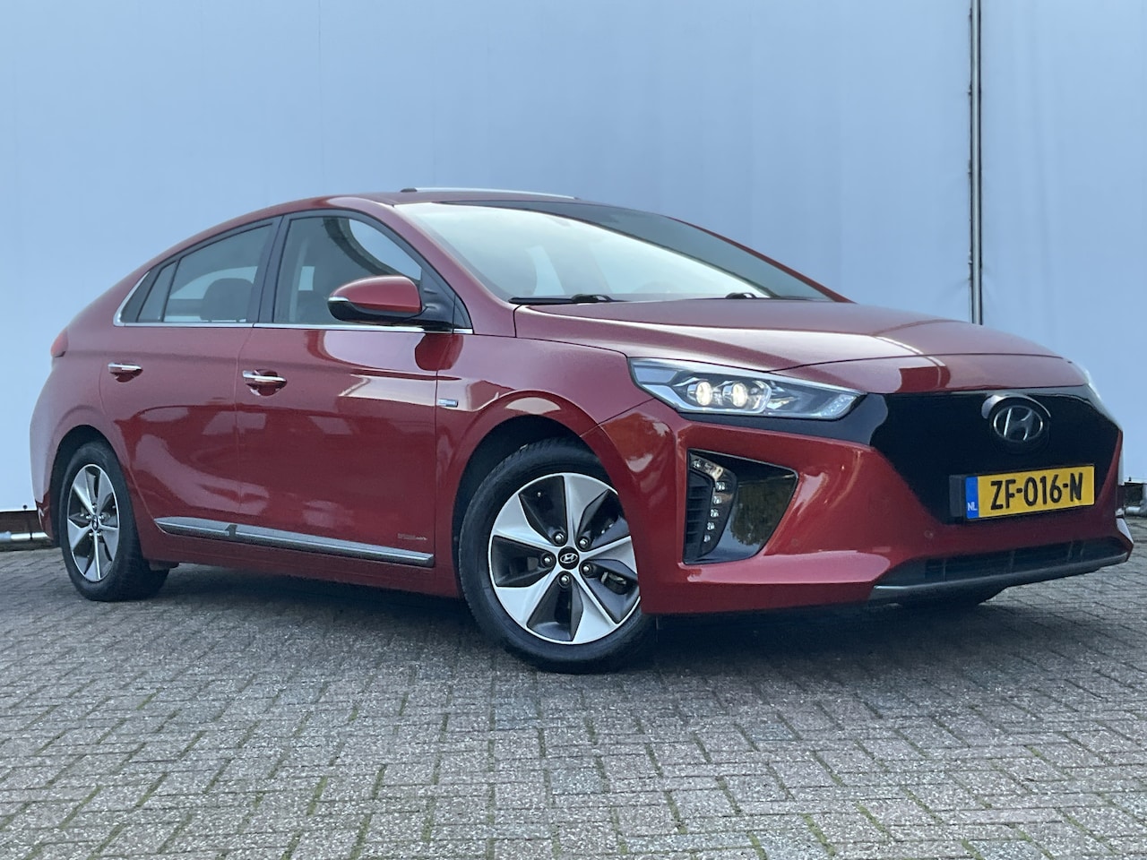 Hyundai IONIQ - Premium EV Trekhaak Pano Leer Stoelverw+Ventilatie Adap.Cruise Keyless BOMVOL! - AutoWereld.nl