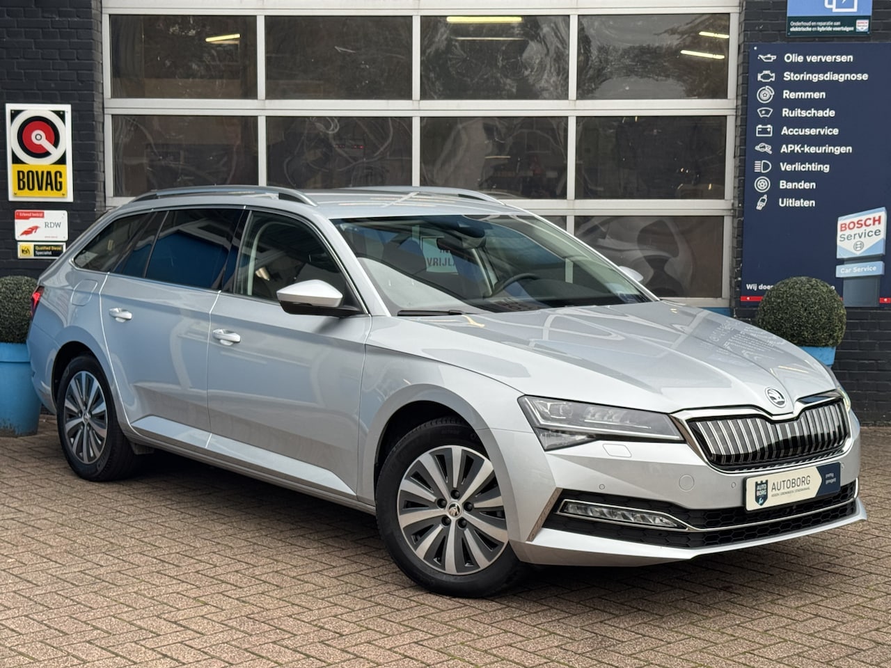 Skoda Superb Combi - 1.4 TSI iV Business Edition Plus GRATIS Afleverpakket! | Uitklapbare Trekhaak | Elektrisch - AutoWereld.nl
