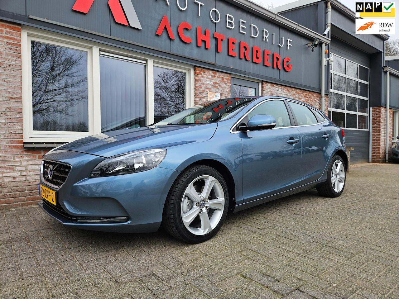 Volvo V40 - 1.6 T3 Momentum Camera! Navigatie! Airco/Clima! Cruise Control! NAP! Nette Auto! - AutoWereld.nl