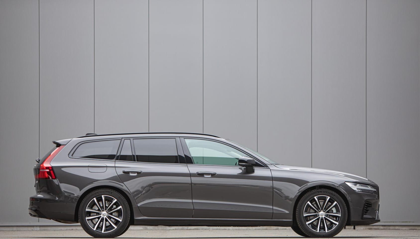 Volvo V60 - 2.0 T6 Plug-in hybrid AWD Plus Dark|H/K Audio|360 Camera|Leer| - AutoWereld.nl