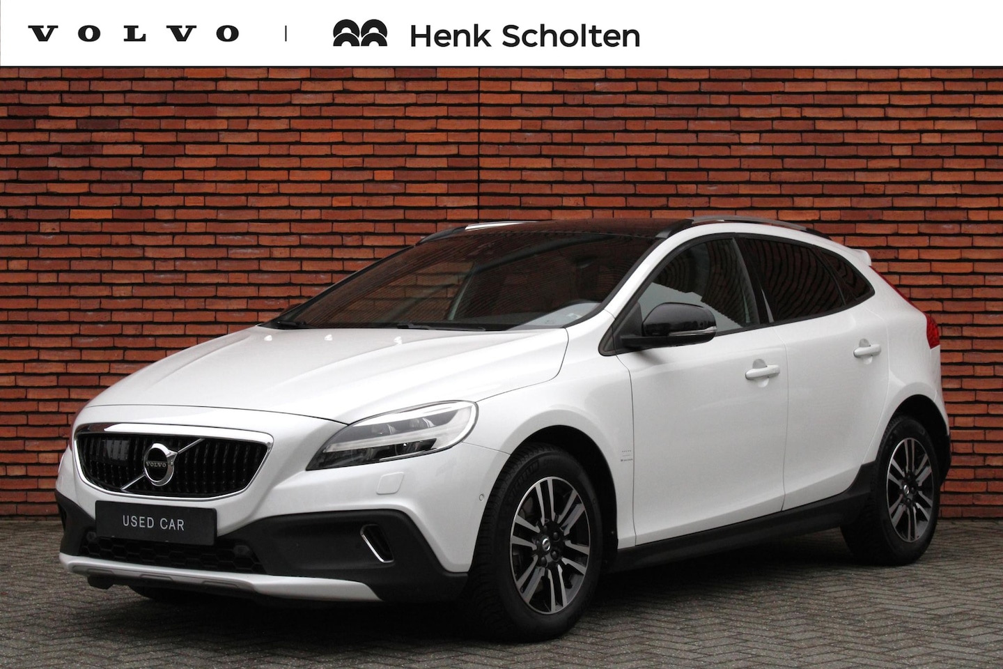 Volvo V40 Cross Country - T3 Luxury | Trekhaak | Panoramadak | Extra getint glas | Dealeronderhouden | Elektrische s - AutoWereld.nl