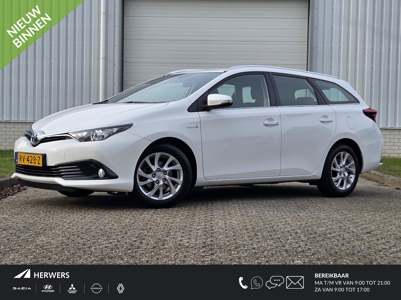 Toyota Auris Touring Sports - 1.8 Hybrid Aspiration / Achteruitrijcamera / Trekhaak / All Season Banden / Navigatie / Li - AutoWereld.nl