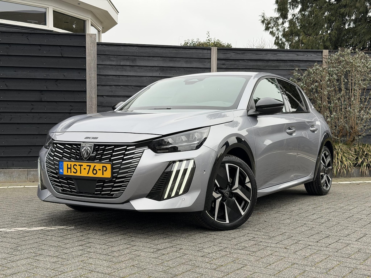 Peugeot 208 - GT 1.2 Hybrid 145PK e-DCS6 Automaat Navigatie, Camera Voor & Achter, Keyless, Stoelverwarm - AutoWereld.nl