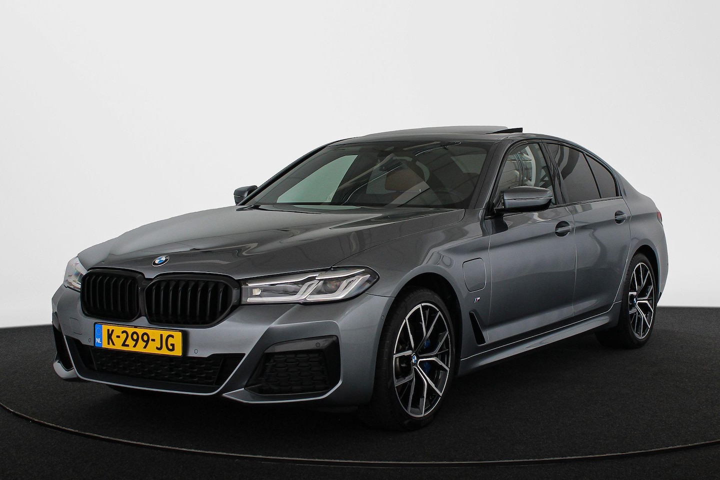 BMW 5-serie - 530e High Executive / M-Sport  / Harman Kardon / Schuif-kanteldak / Carplay - AutoWereld.nl
