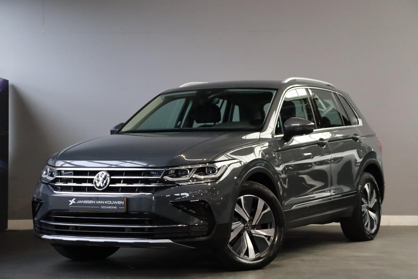 Volkswagen Tiguan - 1.4 TSI eHybrid Elegance SOH 99% IQ Light Stoel-Stuurverwarming 18" - AutoWereld.nl