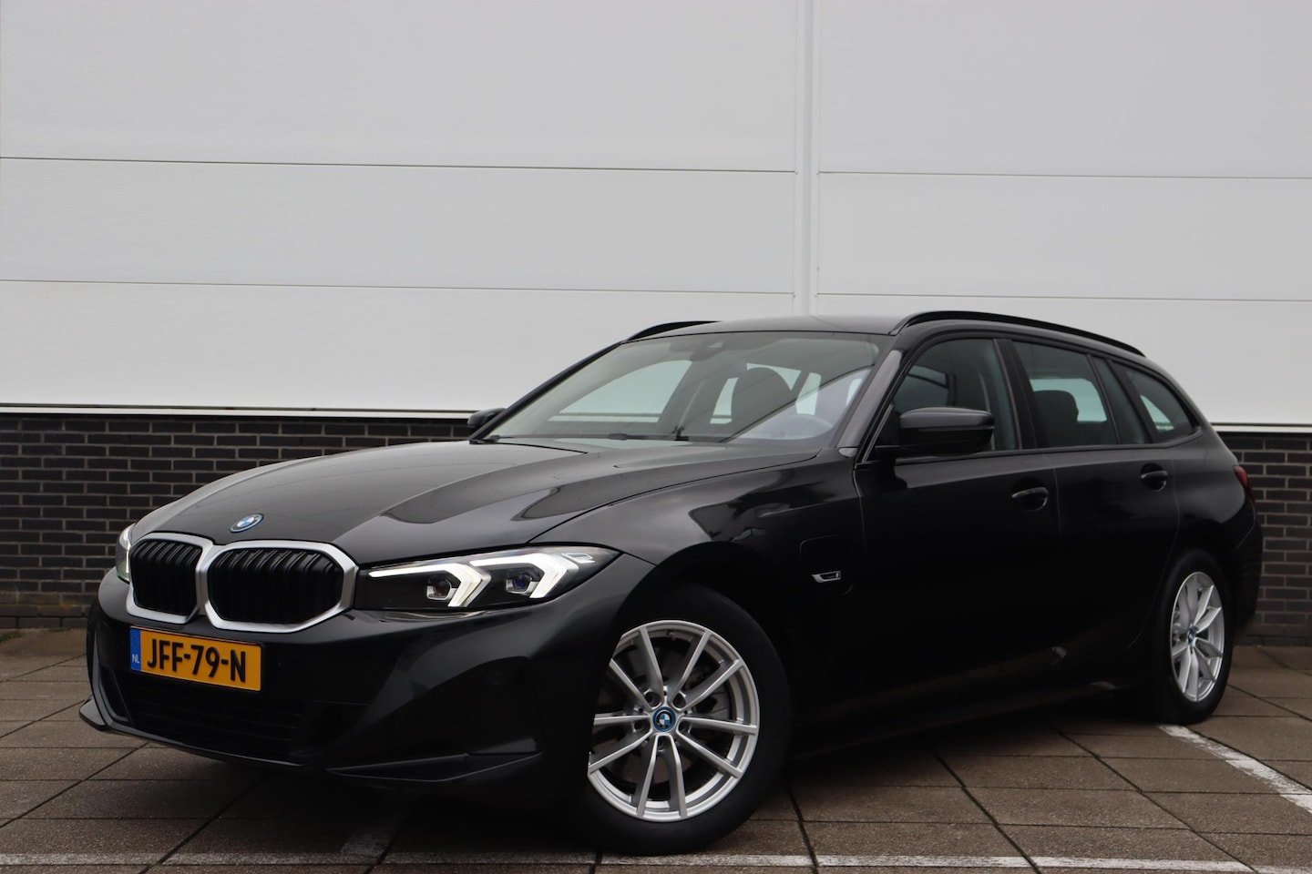 BMW 3-serie Touring - 320e Sportstoelen / PHEV / Widescreen / Leder / SOH 96% - AutoWereld.nl