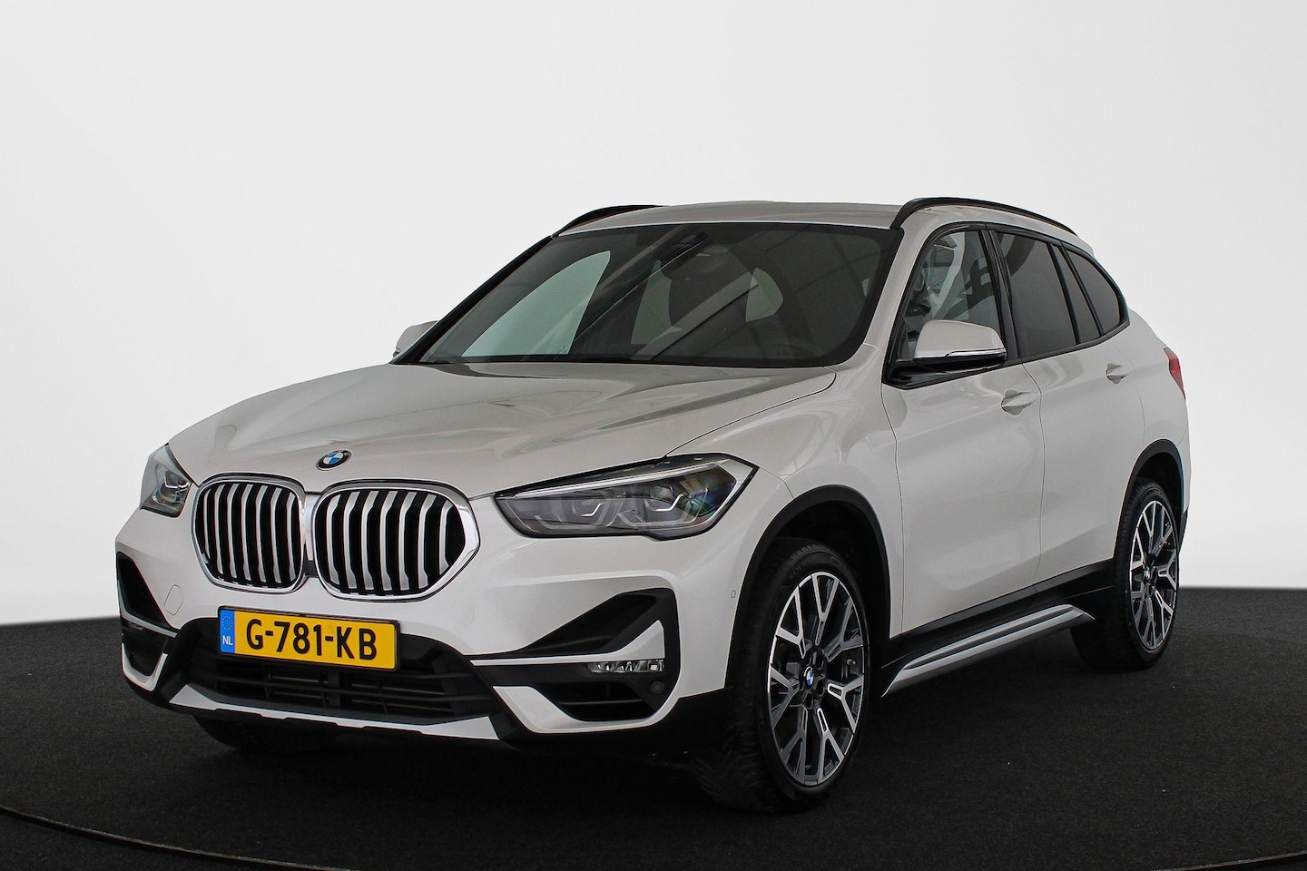 BMW X1 - sDrive20i VDL Nedcar Edition Sportstoelen Head-up Stoelverwarming - AutoWereld.nl