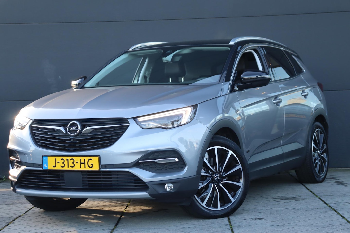 Opel Grandland X - 1.6 Turbo Hybrid Ultimate 225PK / Leder / Stoelverwarming / 360-Camera / Navi - AutoWereld.nl