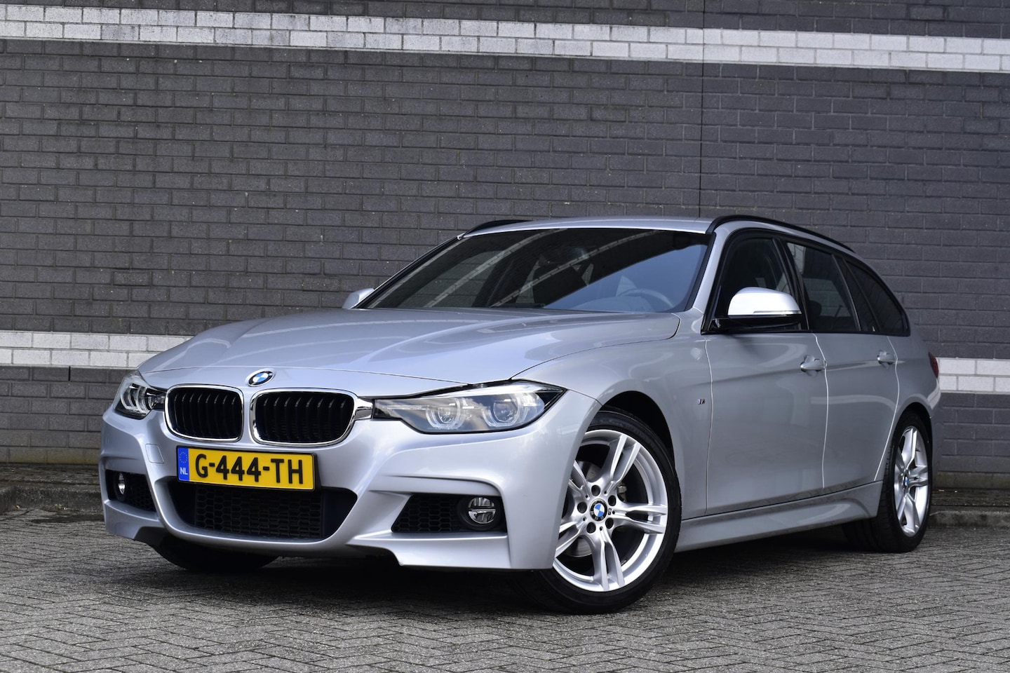 BMW 3-serie Touring - 318i M Sport Corporate Lease / Lederen Sportstoelen / Stoelverwarming / Trekhaak - AutoWereld.nl