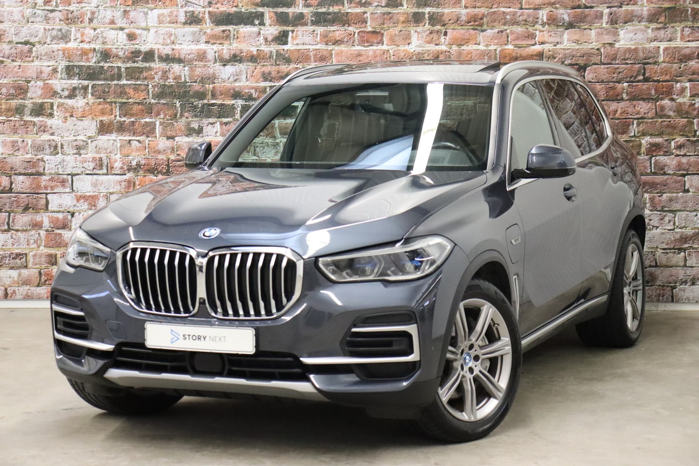 BMW X5 - xDrive45e High Executive xLine Automaat / Panoramadak / Trekhaak / Stoelventilatie / Lucht - AutoWereld.nl