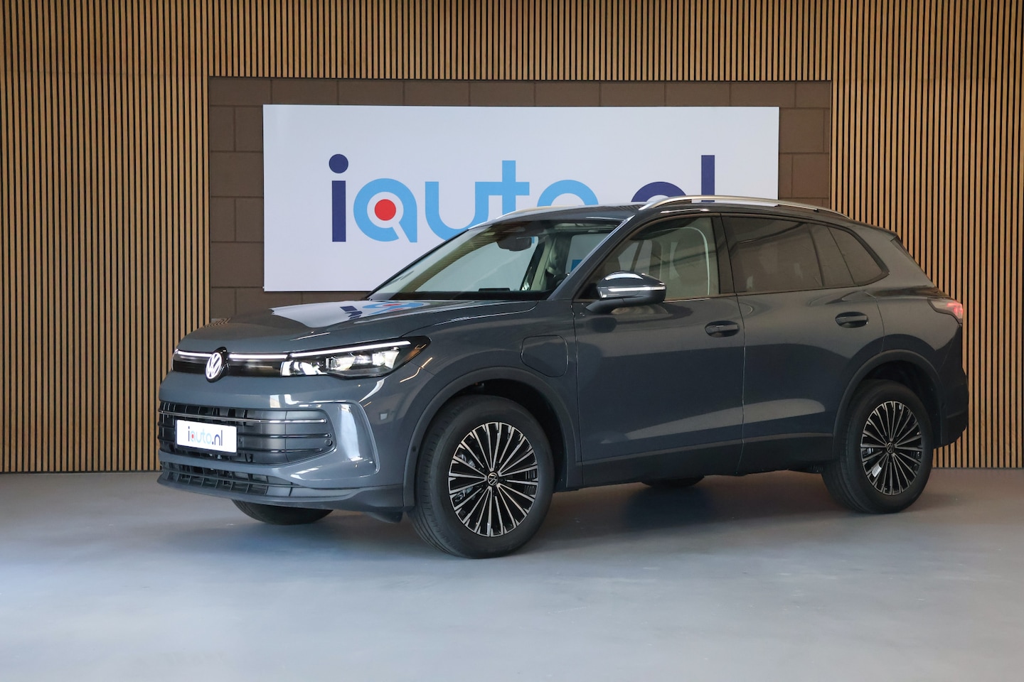 Volkswagen Tiguan - 1.5 eHybrid 204pk Edition Pano/IQ.Light/Keyless/Camera/ACC/DCC/Elek. klep/Dodehoek/trekhaa - AutoWereld.nl