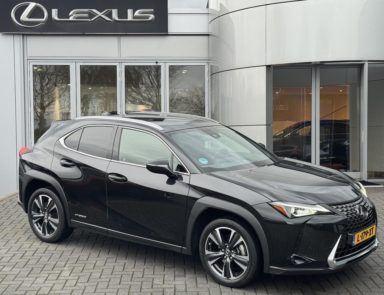 Lexus UX - 250h Preference Line NL-AUTO TREKHAAK BLIND-SPOT PARK-SENS KEYLESS CARPLAY - AutoWereld.nl