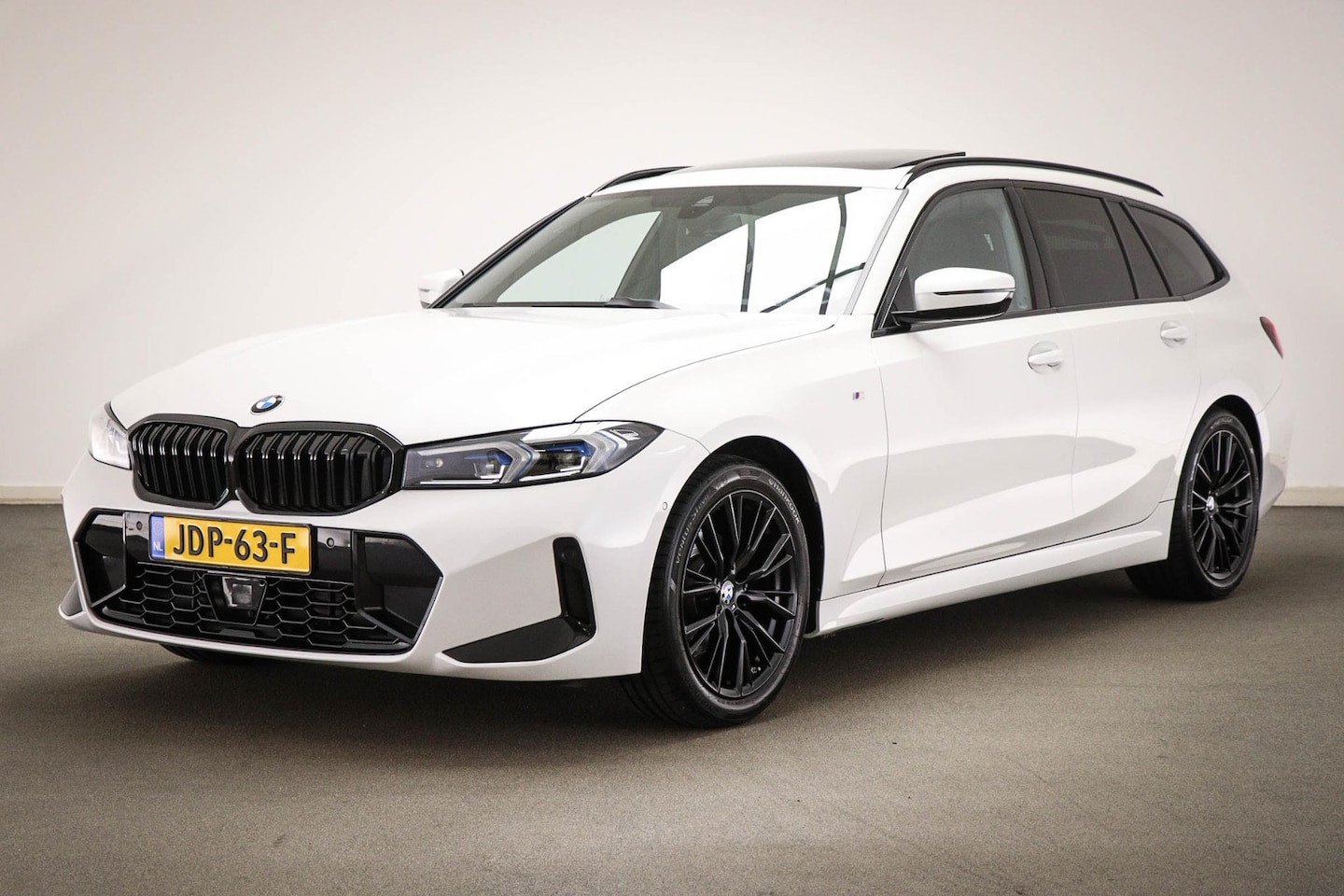 BMW 3-serie Touring - 320i M-Sport | PANORAMADAK | TREKHAAK | ENTERTAINMENT / COMFORT - AutoWereld.nl