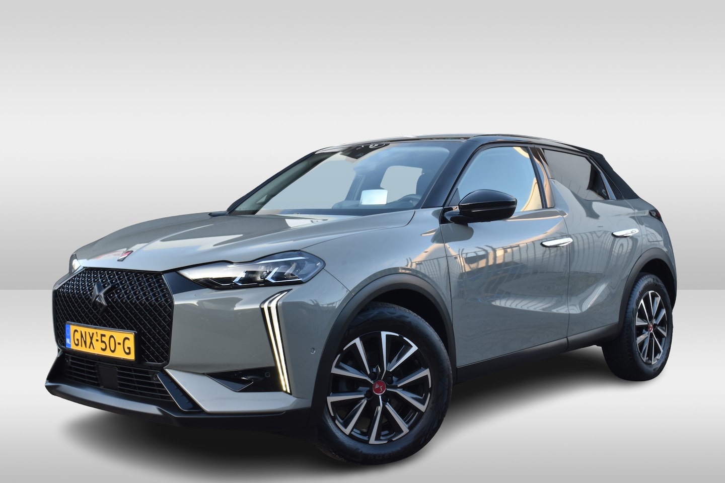 DS 3 - PureTech 130 EAT8 Automaat Performance Line Navigatie | Leder | Alcantara -stof | Camera V - AutoWereld.nl