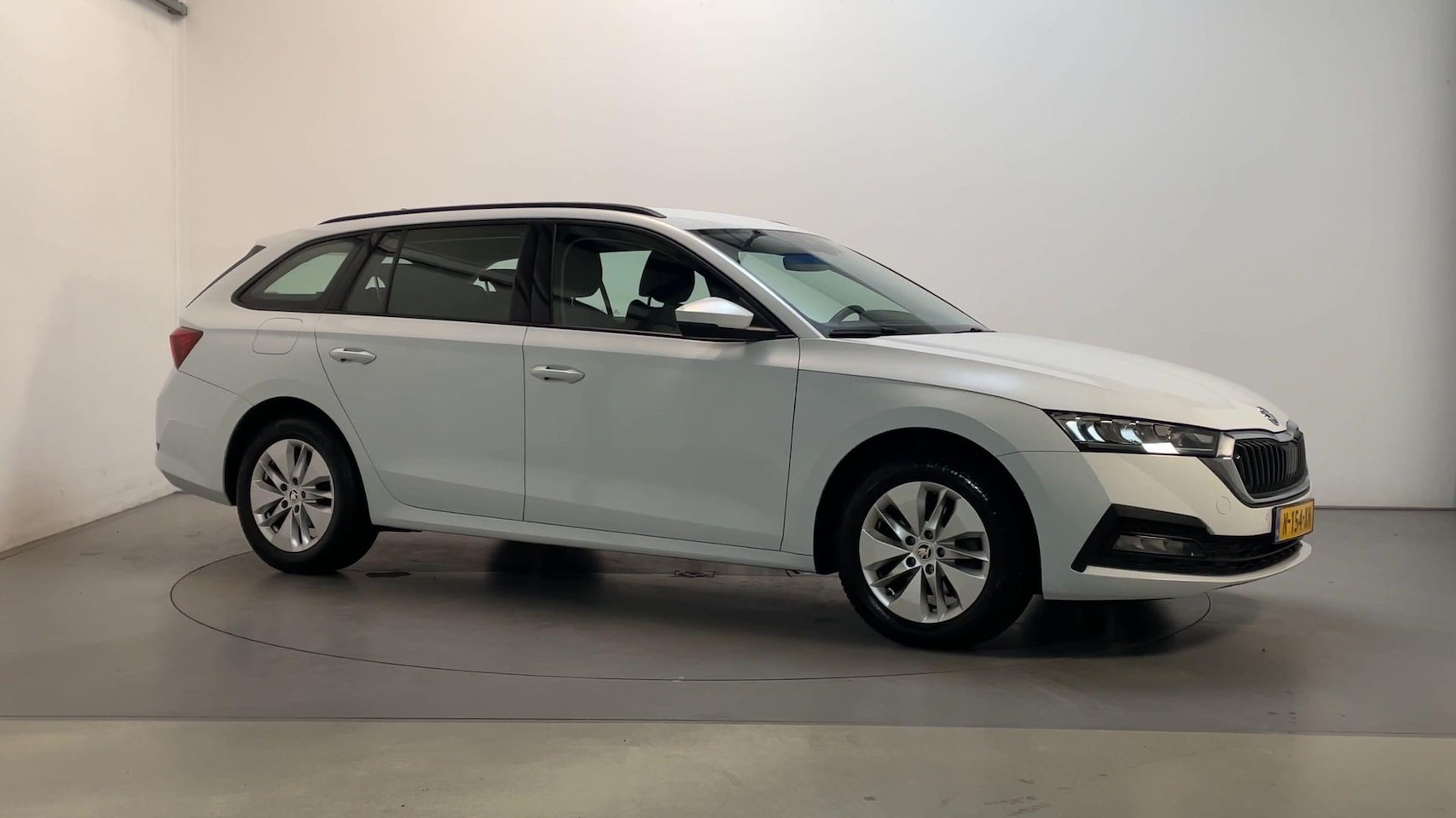 Skoda Octavia Combi - 1.0 e-TSI DSG Business Edition Camera Virtual Cockpit Adaptive Cruise Navigatie - AutoWereld.nl