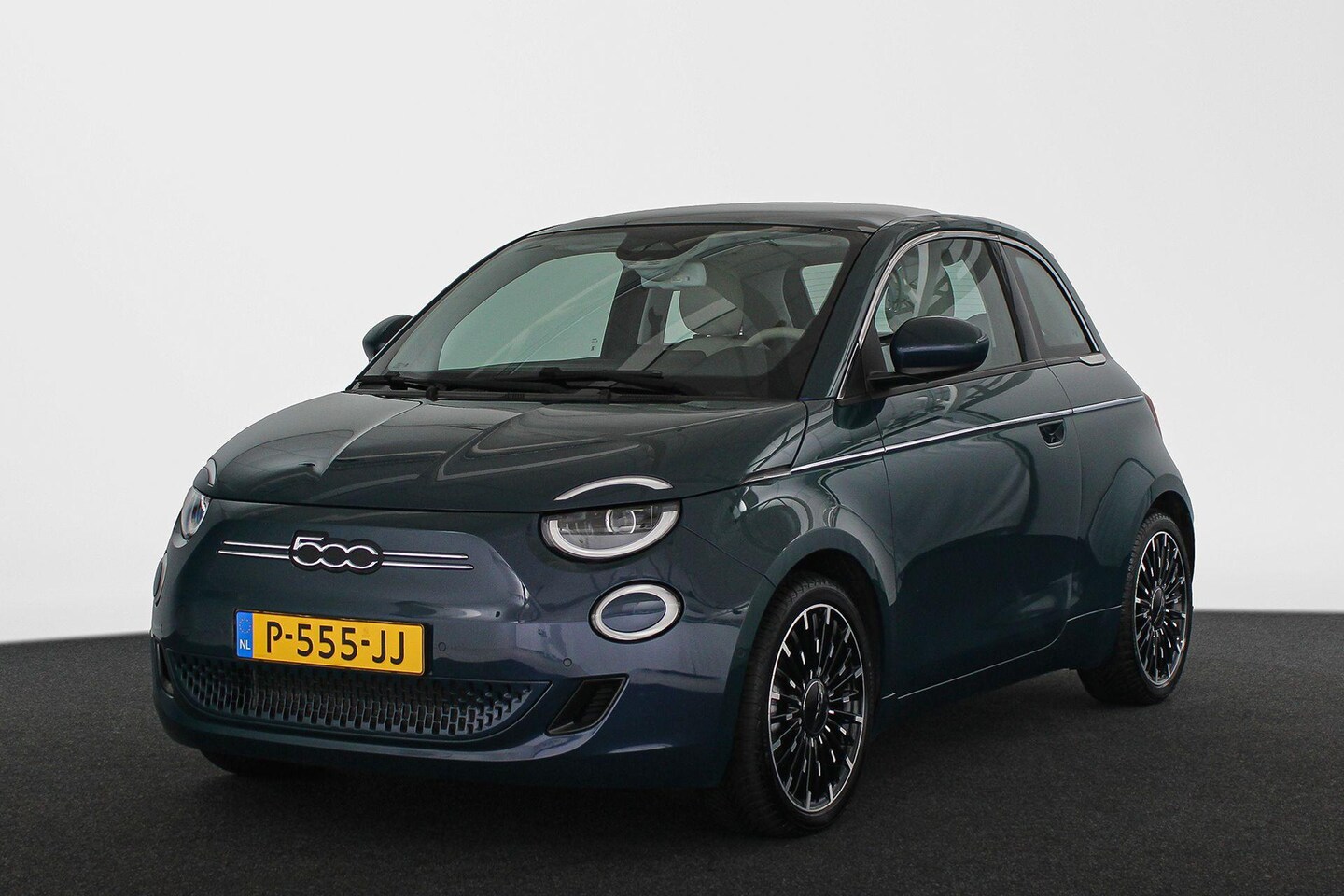 Fiat 500e - La Prima 42 kWh Pano Leder Stoelverwarming Camera Navigatie SOH 92% - AutoWereld.nl