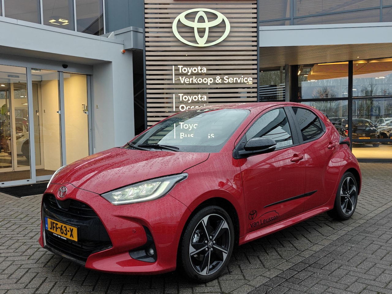 Toyota Yaris - 1.5 Hybrid 130 Executive BLIND SPOT STOEL/STUURVERW PARK-SENSOREN 17'' KEYLESS - AutoWereld.nl
