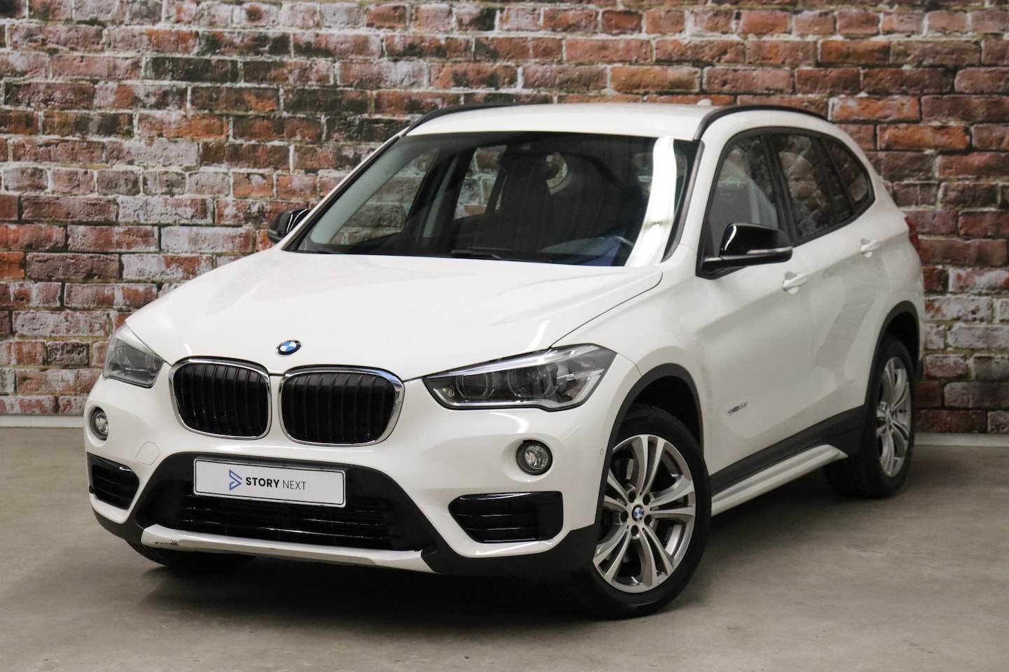 BMW X1 - sDrive20i Executive Sport Line Automaat / Navigatie / Parkeersensoren voor+achter / Cruise - AutoWereld.nl