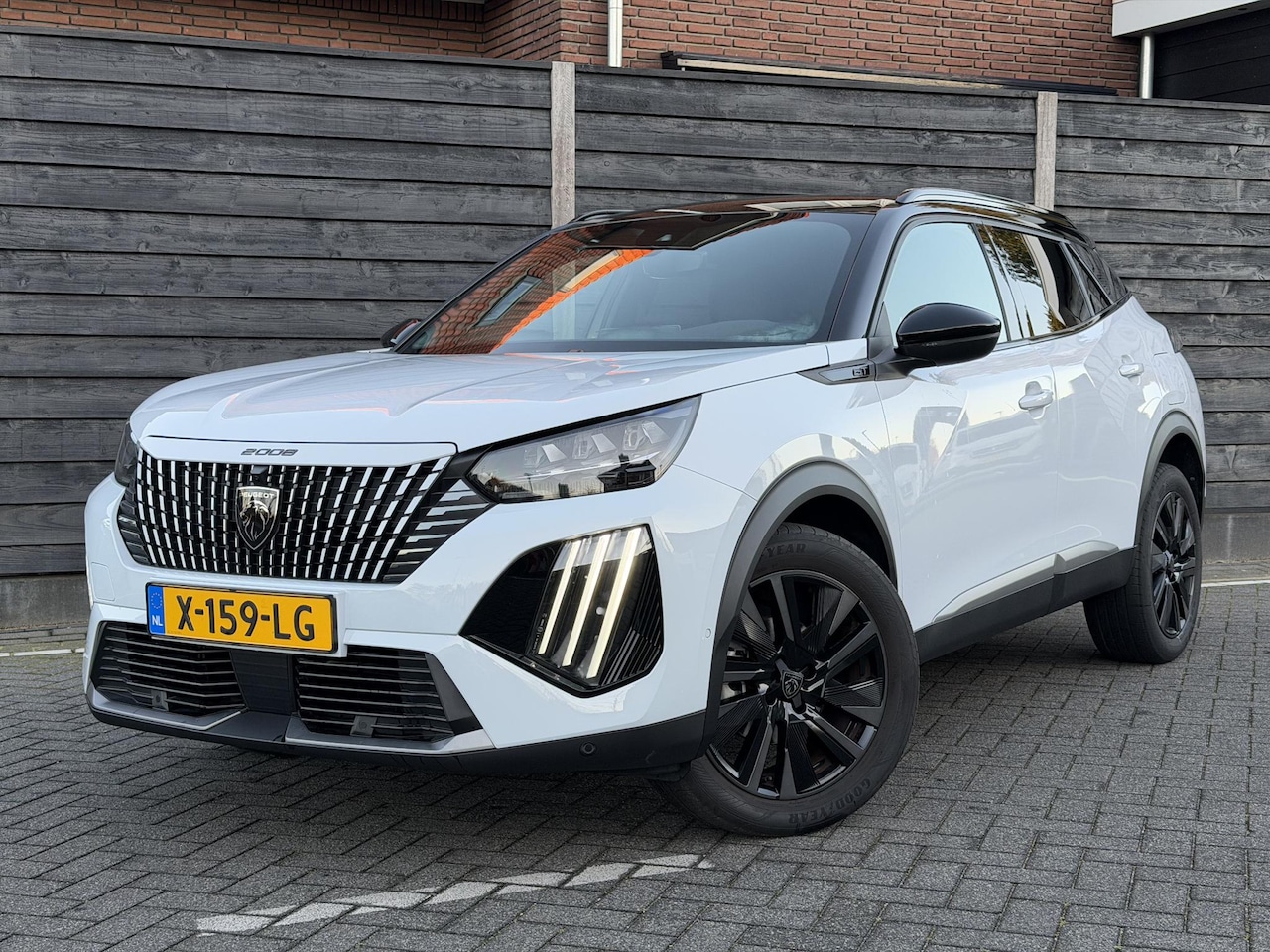 Peugeot 2008 - GT 1.2 PureTech 130PK EAT8 Automaat Navigatie, Rondomzichtcamera, Keyless, Parkeersensoren - AutoWereld.nl