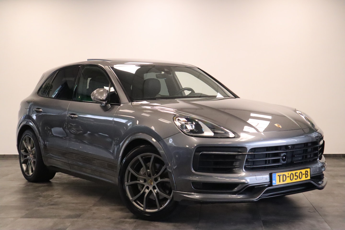 Porsche Cayenne - 3.0 E-Hybrid BOSE Sport Chrono Leder Schuif/kanteldak Magnum - AutoWereld.nl