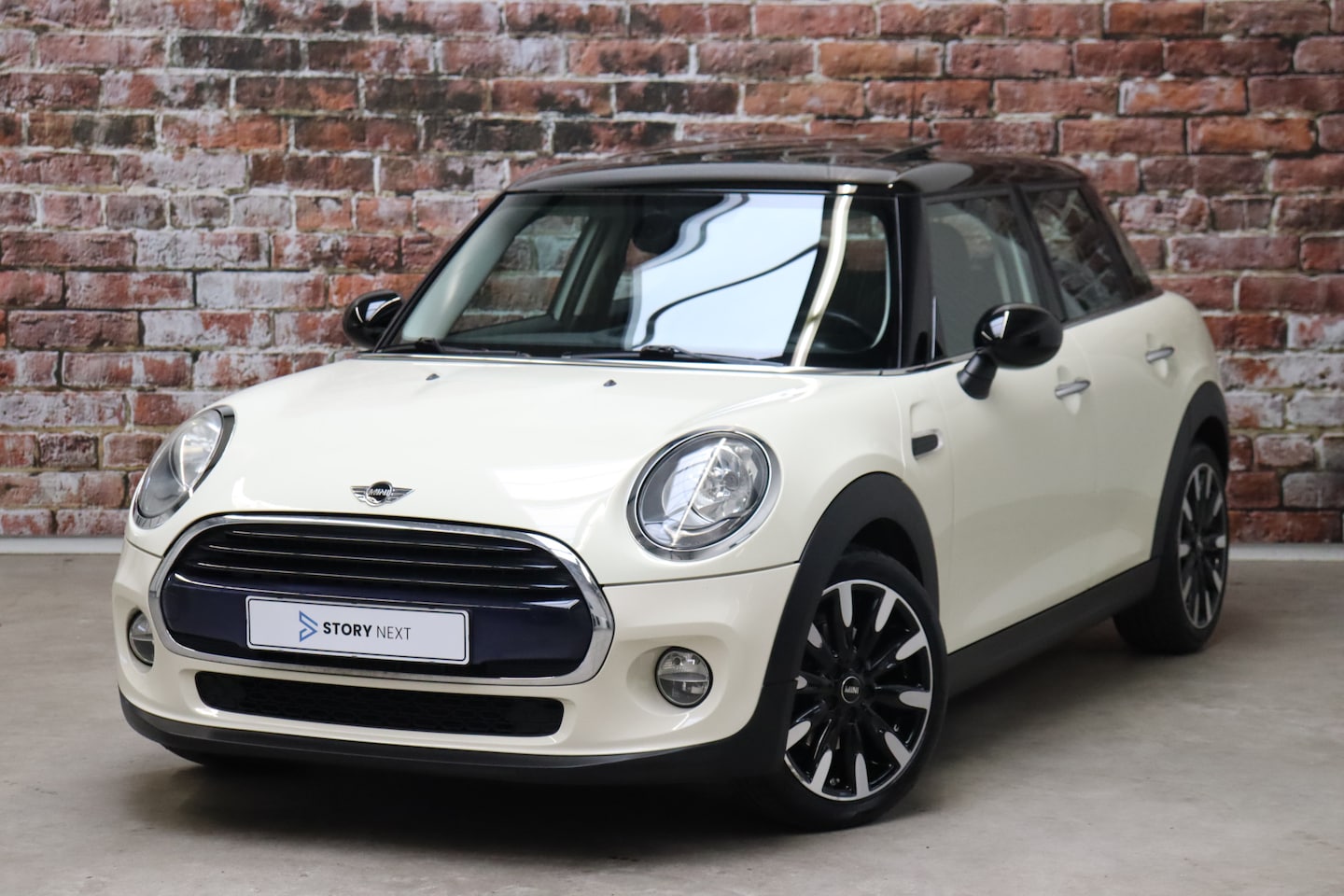 MINI Cooper - Hatchback Business 5 deurs / Panoramadak / Navigatie / Stoelverwarming / Climate Control / - AutoWereld.nl