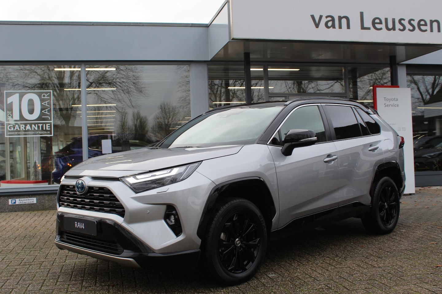 Toyota RAV4 - 2.5 HYBRID AWD BI-TONE STOEL-STUUR & RUITENWISSER VERW EL-ACHTERKLEP P.SENSOREN V+A LED KE - AutoWereld.nl